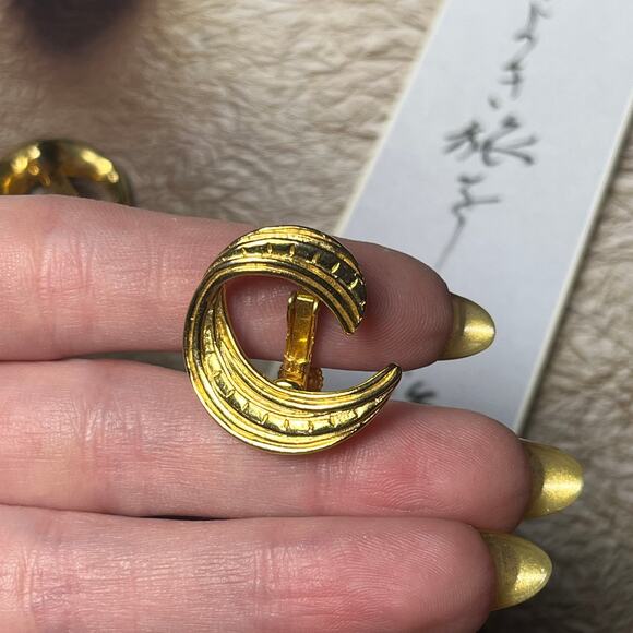 Vintage Goldette Designer Gold Tone Swirl Clip On Earrings - Picture 5 of 7